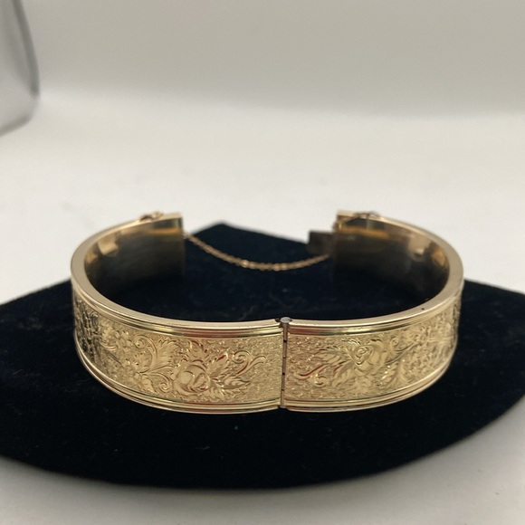 victorian hinged bangle bracelet. intricate floral design safety chain. - Picture 4 of 9